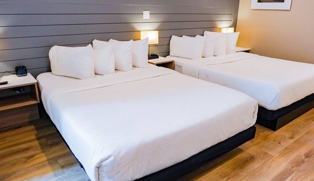 Colonial Hotel & Suites - Triple Queen