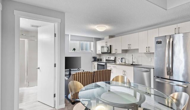 Comfortable 2-Bedroom, 2-Bath Bsmt Suite with En-Suite - Windermere Edmonton