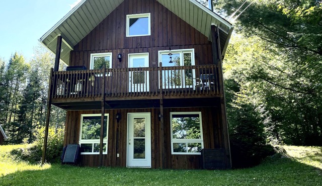 Comfortable chalet on the shores of Lake Howard, 20 minutes from Mont-Laurier