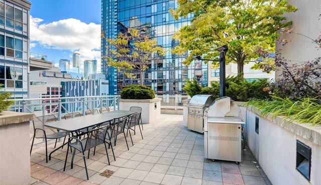 Comfortable Condo Retreat in Prime Downtown Toronto Location