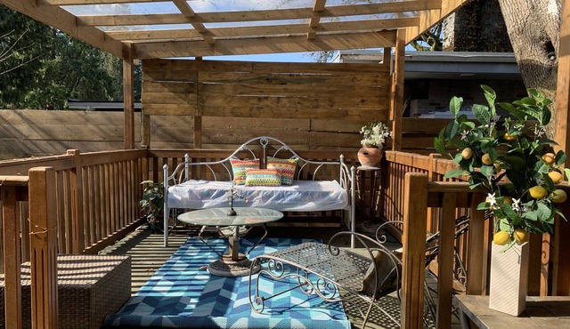 Comfortable Downtown Maple Ridge Home sleeps 12 guests