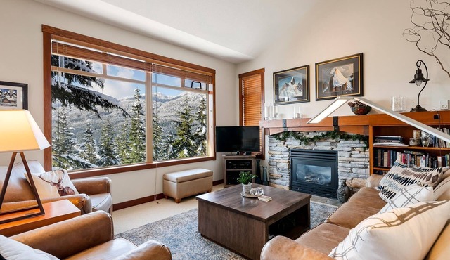 Comfortable Luxury Townhouse W/Panoramic Views, Ski-In/Ski-Out Access, Hot Tub