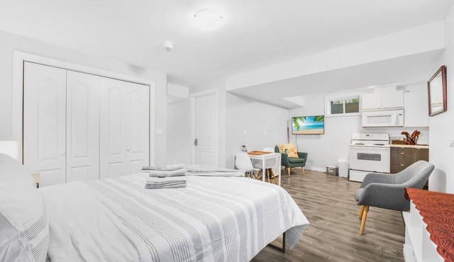Comfortable Suite in the heart of Hanlon Creek Closet to U of G