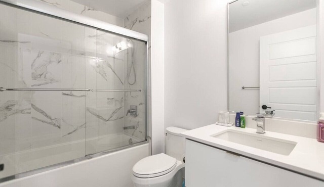 Comfy 1BR Condo w/Balcony, BBQ, Pool & Parking