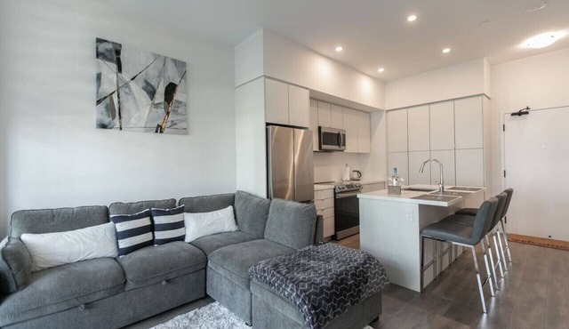 Comfy 1BR Condo w/Balcony, BBQ & Parking