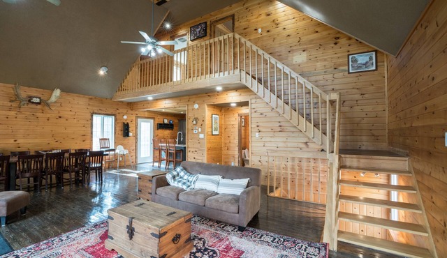 Comfy, Spacious Lakefront Oasis with Sauna and Hot Tub in Beautiful Blue Sea, QC