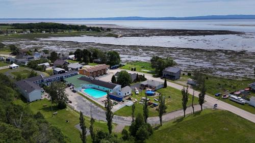 Condo Bord de fleuve Piscine - Les Voitures d'Eau