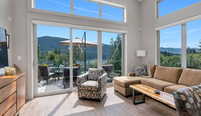 Contemporary Lake View Cabin with private jacuzzi