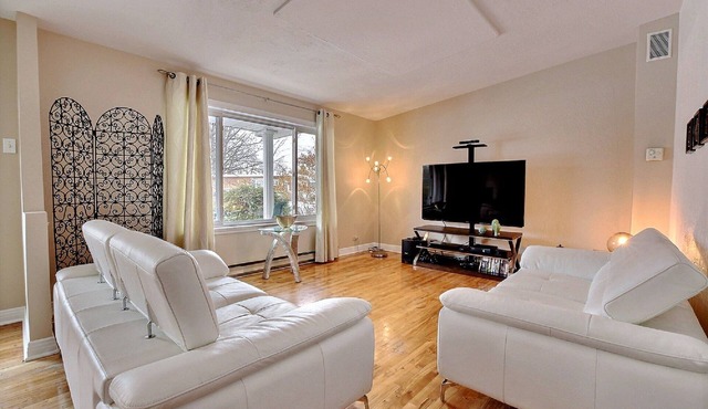 Cosy & Quiet near everything, 4BR + Heated Pool