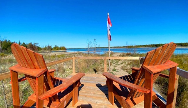 Cottage at Bruce Peninsula National Park and Lake Huron to live with the nature