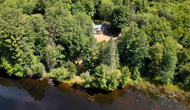 Cottage Binx Bracebridge | Large hot tube and outdoor movies on lake Muskoka