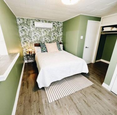 Cottage Feels in the City - Downtown Apartment & Backyard Bliss