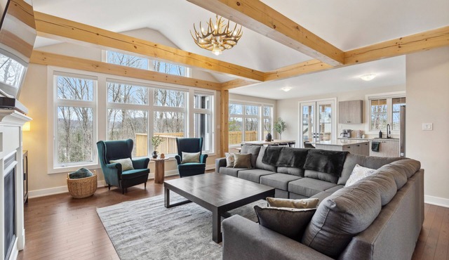 Cottage Retreat near Algonquin Park, Skiing, Hiking and Golfing with Game Room.