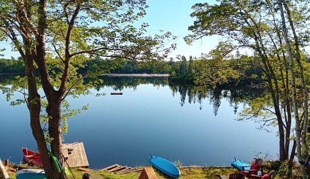 Cottage retreat on Lewis Lake with hot tub