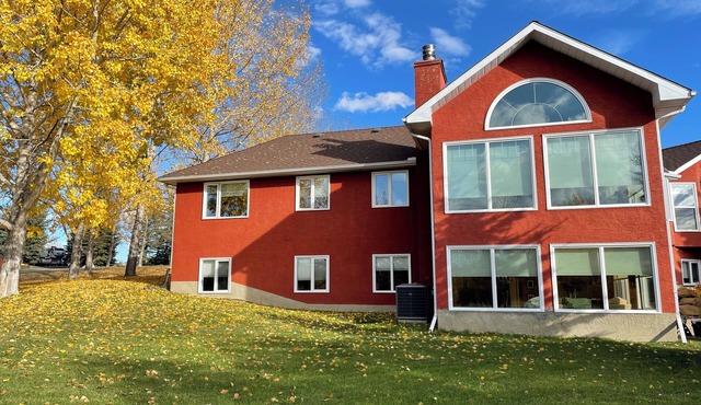 Country Living, Peaceful and Quiet, close to Calgary, Kananaskis, and Banff
