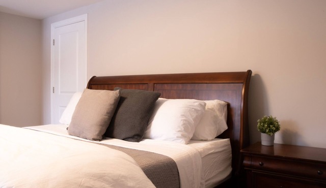 Country Oasis - King Bed w/Tempur-Pedic matress.