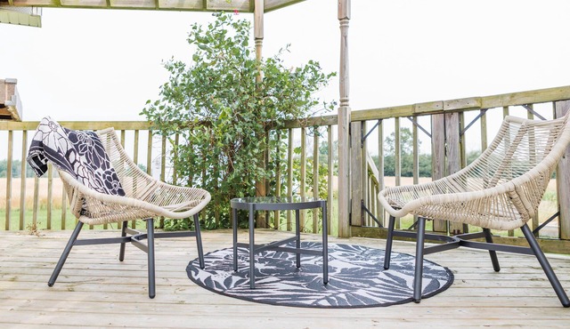 County Lakeside Farmhouse with Pool Hot Tub & Volleyball Court