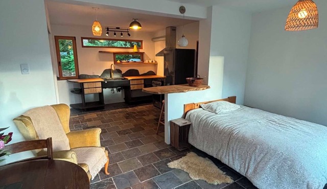 Cowichan Valley Garden Retreat Near Bakeries, Vineyards, Trails & River Swims