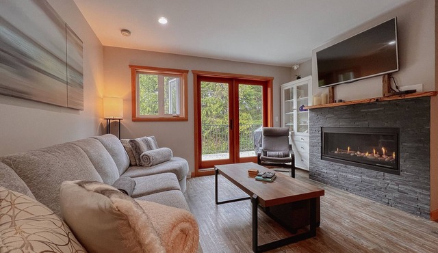 Cox Bay Retreat-Beach Access, Hot Tub, Fireplace