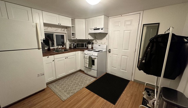 Cozy 1 bed/1 bath suite, 20min to downtown, near transit & grocery stores