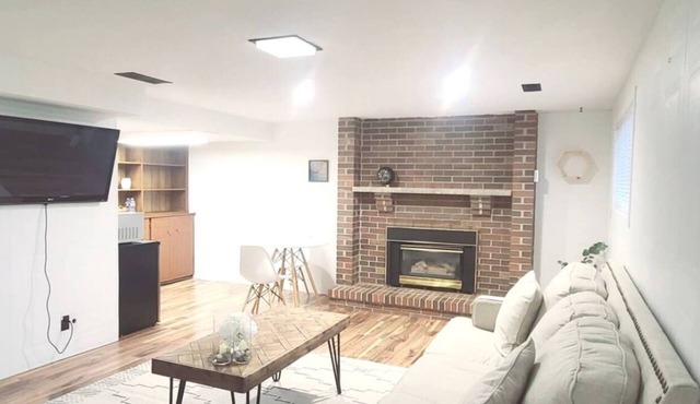 Cozy 1 Bed Basement Studio Apt 10 min to downtown and riverside