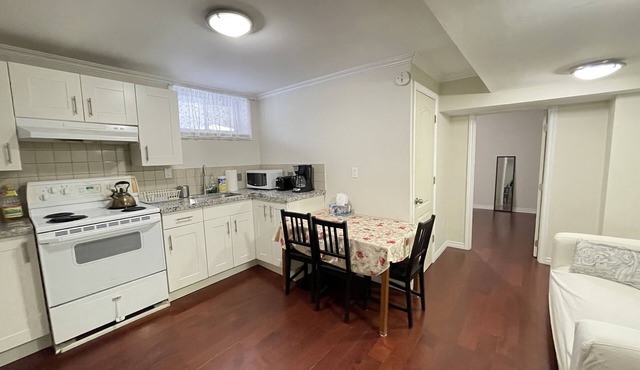 Cozy 1 Bedroom Apartment + Parking - Great for Toronto Commuters