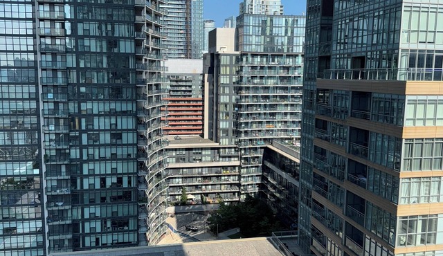 Cozy 1-bedroom condo with WiFi, fitness room in brilliant Toronto