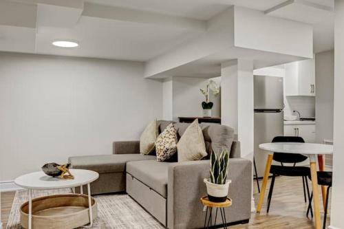 Cozy 1 Br Apt with TV, Workstation, Kitchenette & Parking