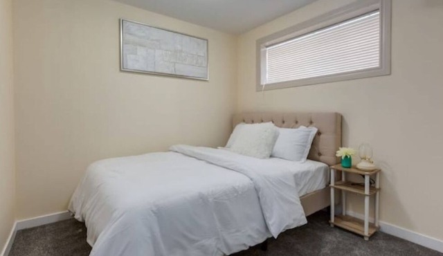 *Cozy* 2 bed Enroute to Banff