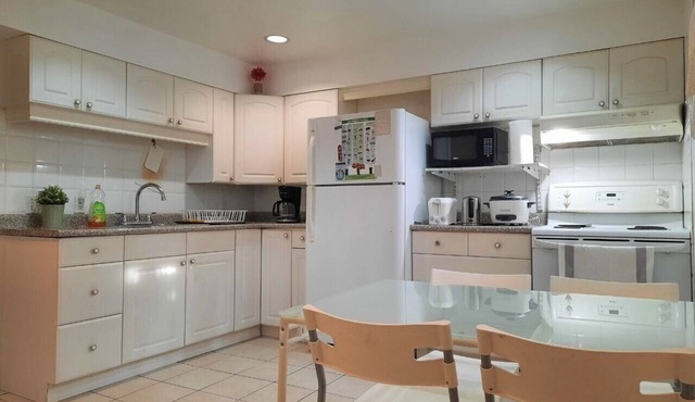 Cozy 2 Bedroom and A Study Big Bright Basement Unit
