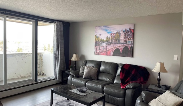 Cozy 2-bedroom condo in Red Deer with WiFi - Swimming Pool/Fitness Room/Elevator