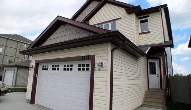 Cozy 2-Bedroom Duplex with 4 Beds Near Henday & Shops