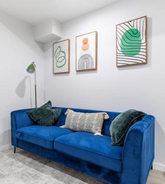 Cozy 2-bedroom guest suite for work and family!