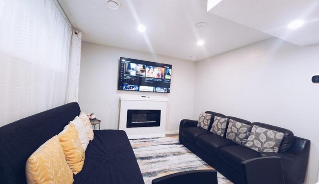 Cozy 2 Bedroom Suite, Queen Beds, Near the Airport