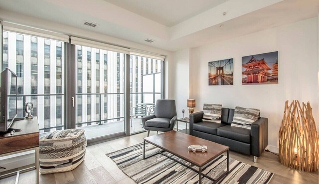 Cozy 2BR Apt with Gym and Cinema near Pier 21