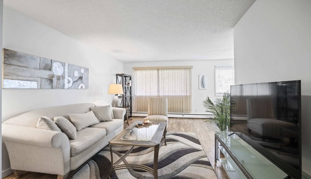 COZY 2BR | Newly Renovated | Fast WiFi | Free Parking | Downtown Area