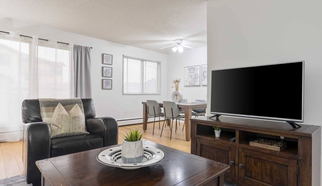 COZY 2BR | w/ Balcony & Parking | Near NLRHC