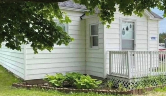 Cozy 3 bedroom cottage near several local beaches