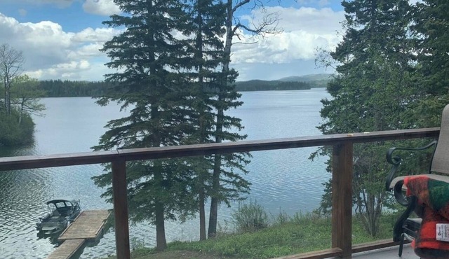 Cozy 3-bedroom lakefront cabin with WiFi