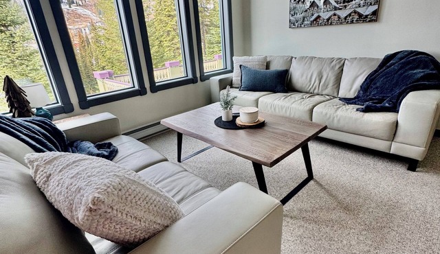 Cozy 3 Bedroom ski chalet with private hot tub- Sleeps 9