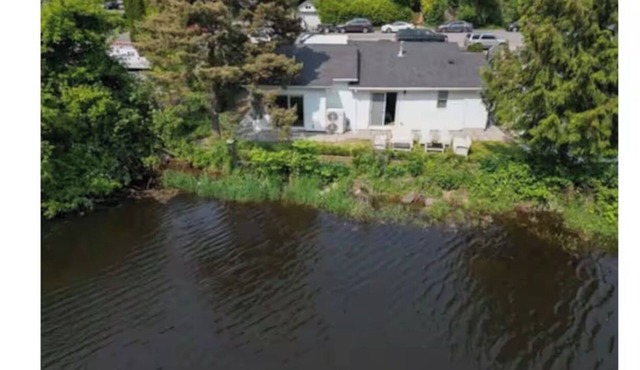 Cozy 3BR Riverside Retreat – Steps to Beach & Mineral Pool