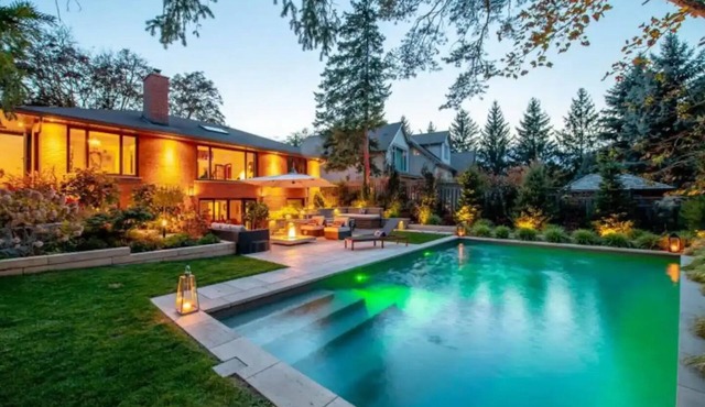 Cozy 3BR Hideaway | Hot Tub, Firepit, Port Credit