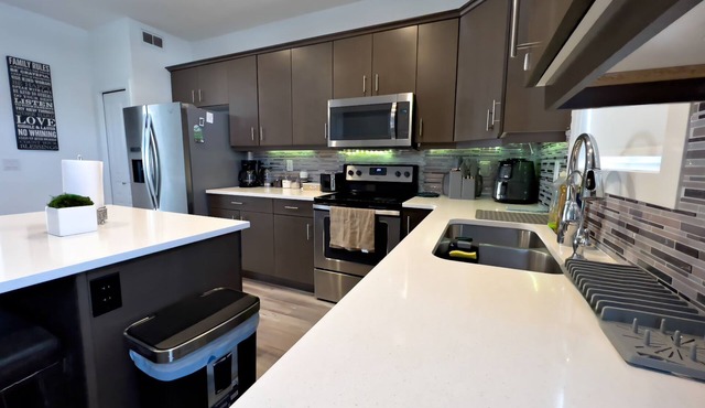 Cozy 4-bedroom, 3.5-bath semi-detached house just 7 minutes from the airport