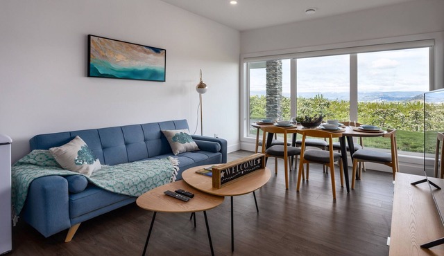 Cozy and Comfortable- Close to airport, UBC