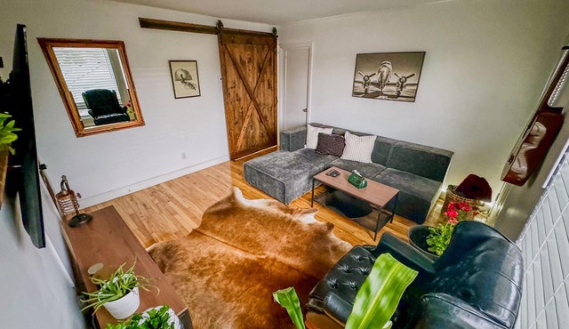 Cozy and Contemporary Getaway + Free Parking