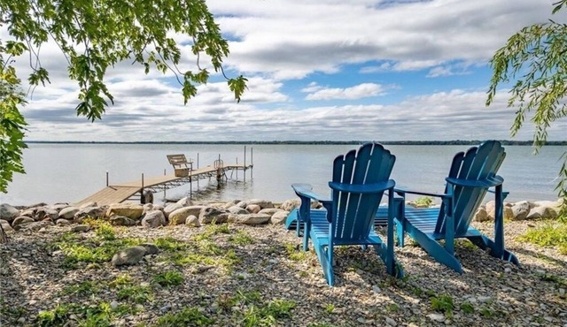 Cozy and Scenic Lakefront Cottage in Prince Edward County.