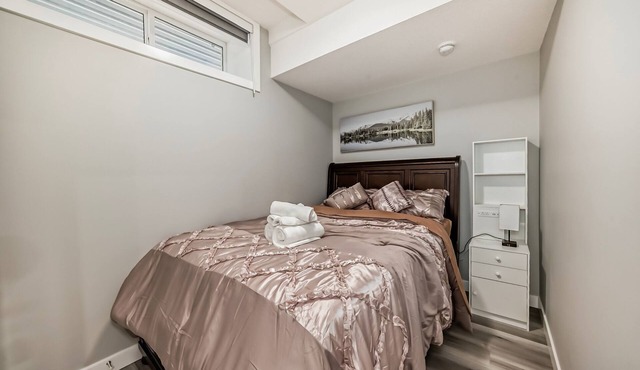 Cozy and Tastefully Furnished 1BR Guest Suite Close to Spruce Meadows SW Calgary