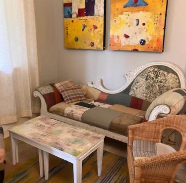 Cozy ,artistic cottage in a garden setting close to the beach and hiking trails.