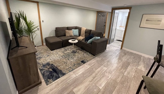 Cozy basement suite- Cumberland, close to bike trails