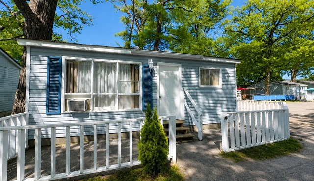 Cozy Beach Cottage 5-Min Walk to Beach Free Parking Free WiFi